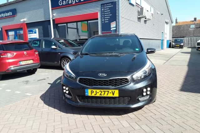 Kia Ceed (2016) thumbnail 2