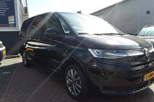 Volkswagen Multivan (2022) thumbnail 3