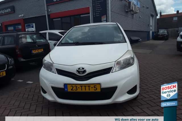 Toyota Yaris (2012) thumbnail 2