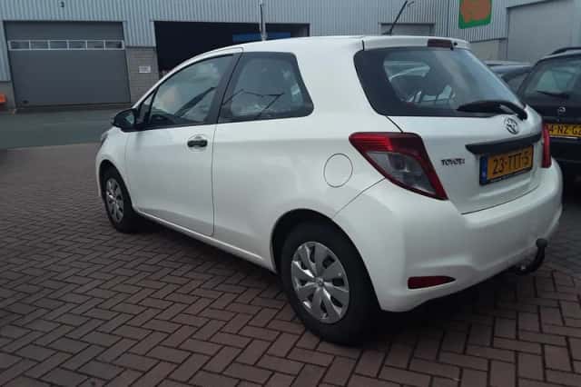 Toyota Yaris (2012) thumbnail 4