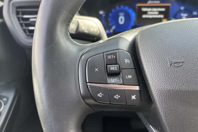 Ford Kuga (2021) thumbnail 3