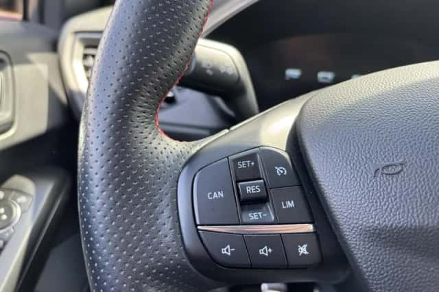 Ford Focus (2021) thumbnail 4