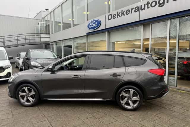 Ford Focus (2022) thumbnail 4