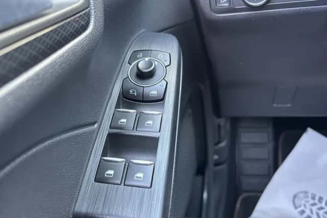 Ford Kuga (2023) thumbnail 3