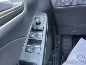 Ford Kuga (2023) thumbnail 3