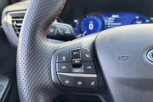 Ford Kuga (2023) thumbnail 4