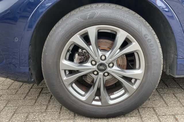 Ford Kuga (2023) thumbnail 4