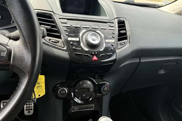 Ford Fiesta (2012) thumbnail 3