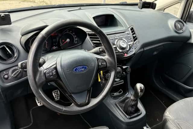 Ford Fiesta (2012) thumbnail 4