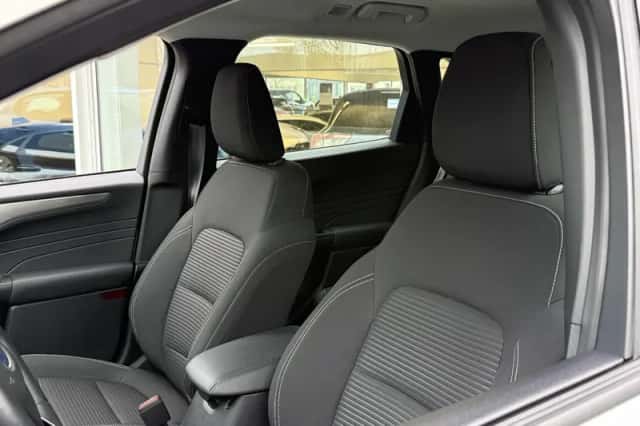 Ford Kuga (2021) thumbnail 3