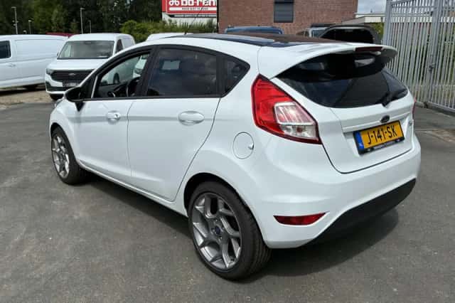Ford Fiesta (2015) thumbnail 4