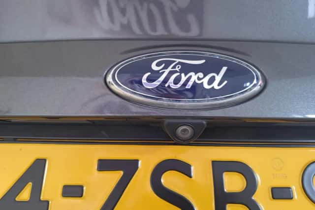 Ford Kuga (2015) thumbnail 12