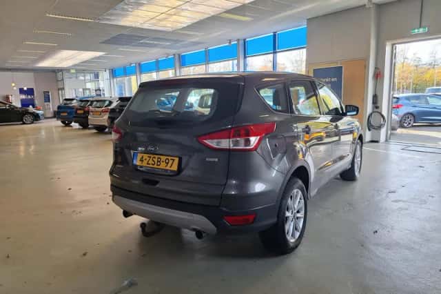 Ford Kuga (2015) thumbnail 3