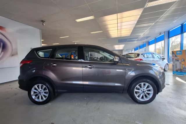 Ford Kuga (2015) thumbnail 4