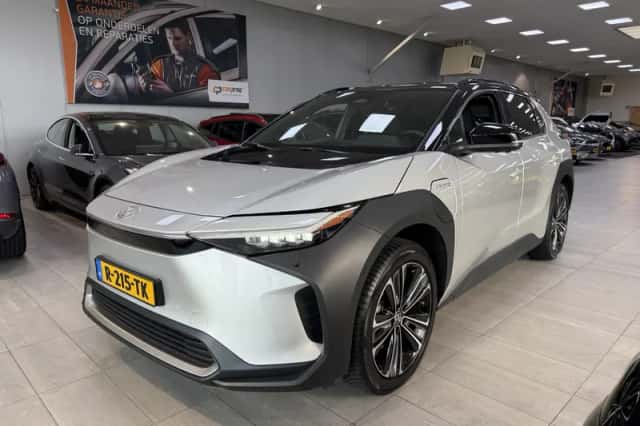 Toyota bZ4X (2022) thumbnail 2