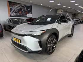 Toyota bZ4X (2022) thumbnail 2