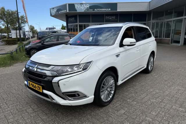 Mitsubishi Outlander (2021) thumbnail 2