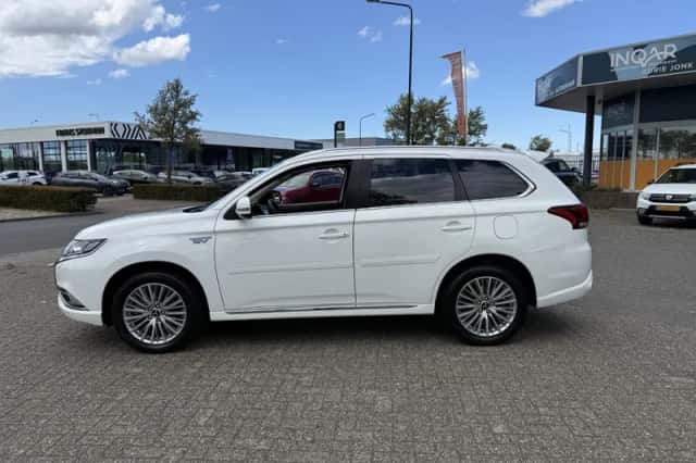 Mitsubishi Outlander (2021) thumbnail 3