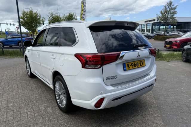 Mitsubishi Outlander (2021) thumbnail 4