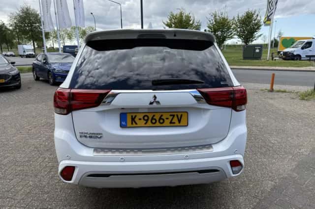 Mitsubishi Outlander (2021) thumbnail 5