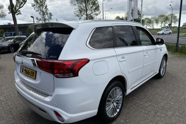 Mitsubishi Outlander (2021) thumbnail 6