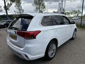 Mitsubishi Outlander (2021) thumbnail 6