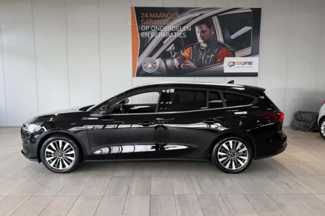 Ford Focus (2023) thumbnail 3