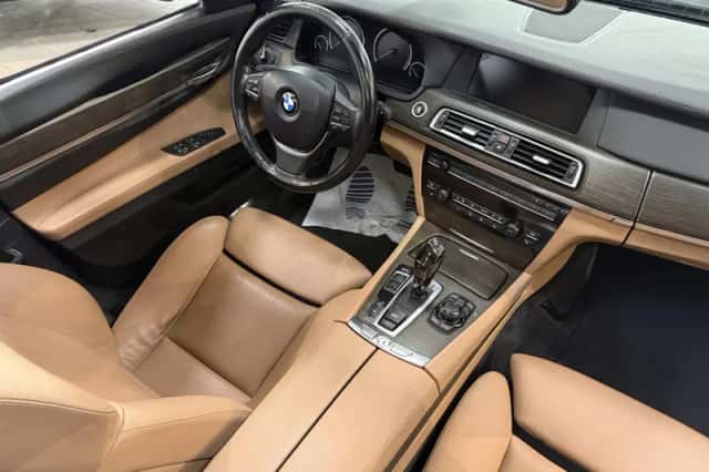 BMW 7-Serie (2009) thumbnail 11