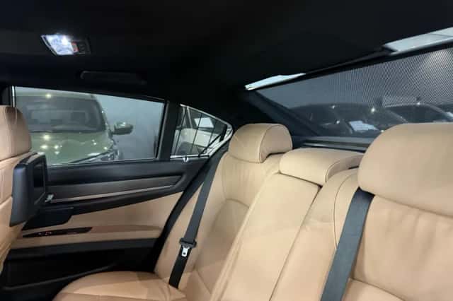 BMW 7-Serie (2009) thumbnail 29