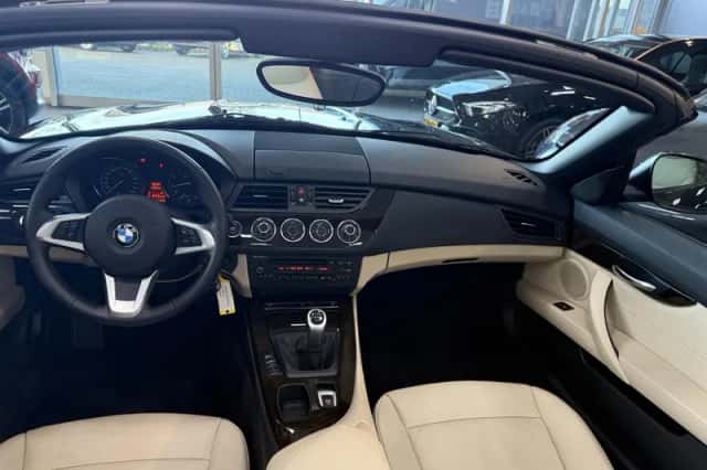 BMW Z4 (2011) thumbnail 14