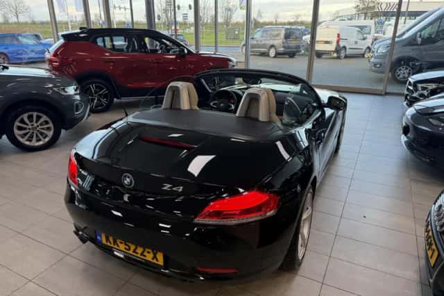 BMW Z4 (2011) thumbnail 18