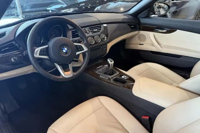 BMW Z4 (2011) thumbnail 9