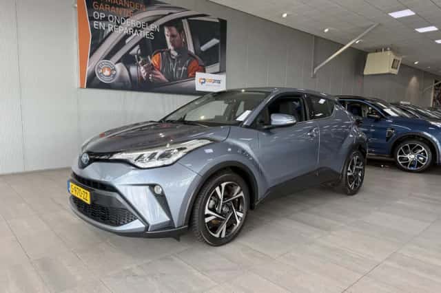 Toyota C-HR (2023) thumbnail 2