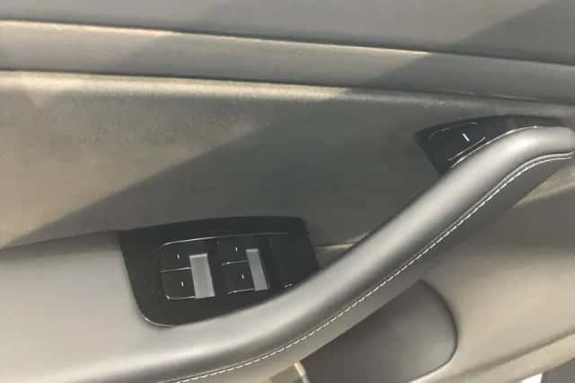 Tesla Model 3 (2019) thumbnail 26