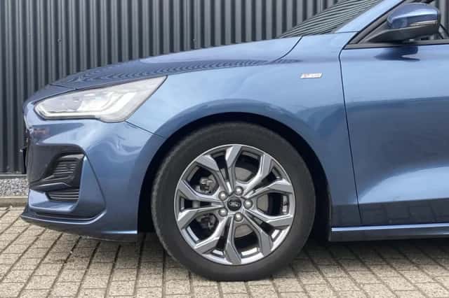 Ford Focus (2023) thumbnail 5
