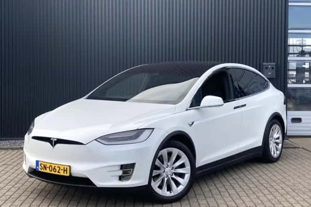 Tesla Model X (2018) thumbnail 2