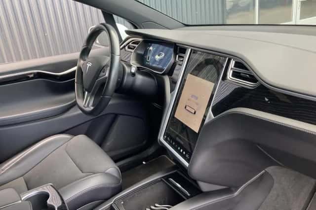 Tesla Model X (2018) thumbnail 12