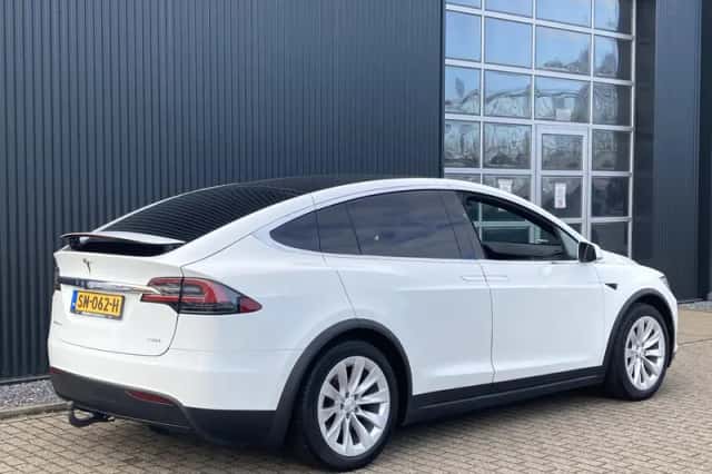 Tesla Model X (2018) thumbnail 15