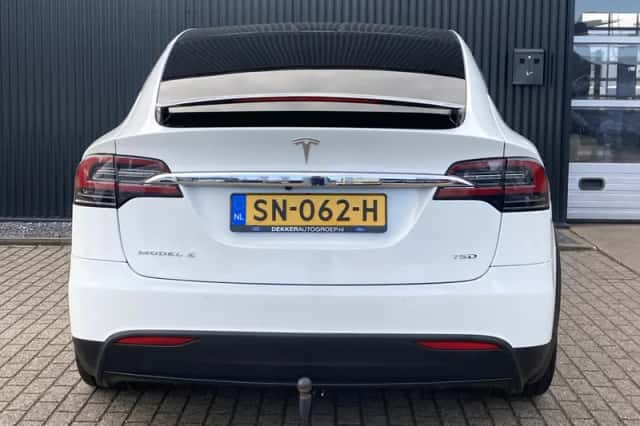 Tesla Model X (2018) thumbnail 16