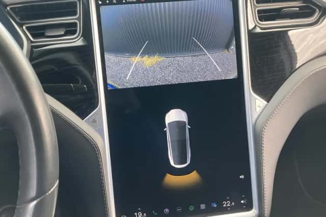 Tesla Model X (2018) thumbnail 18