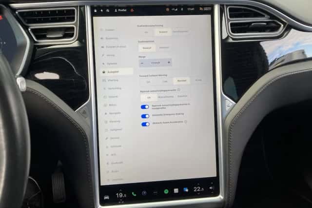 Tesla Model X (2018) thumbnail 19