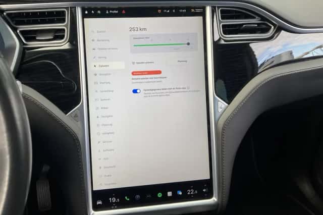 Tesla Model X (2018) thumbnail 20