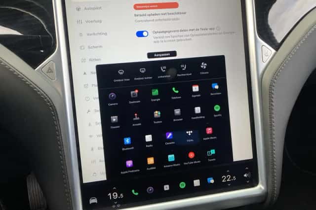 Tesla Model X (2018) thumbnail 21