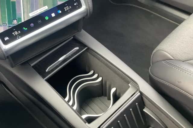 Tesla Model X (2018) thumbnail 22
