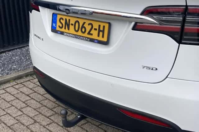 Tesla Model X (2018) thumbnail 24