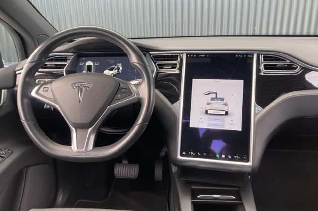 Tesla Model X (2018) thumbnail 4