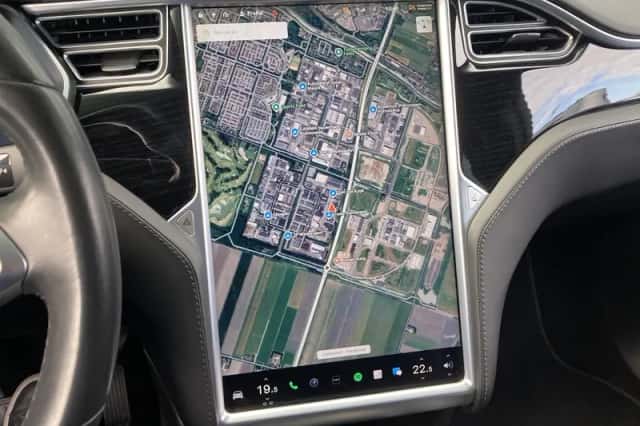 Tesla Model X (2018) thumbnail 6
