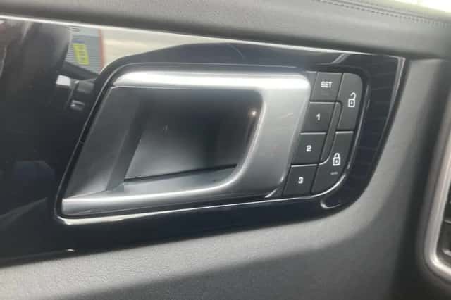 Porsche Cayenne (2023) thumbnail 32