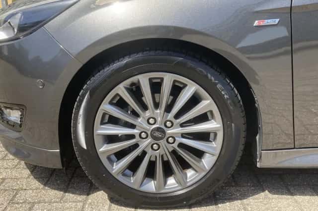 Ford Focus (2018) thumbnail 3