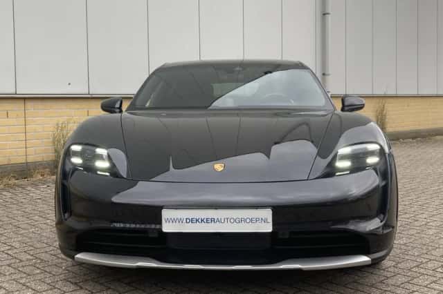 Porsche Taycan (2023) thumbnail 3